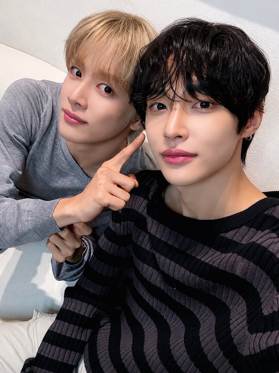 chanibbni's tweet photo. 슈퍼스타 박언빈 체키찍으러 온 남덕숑 https://t.co/emT7Jh62ZN