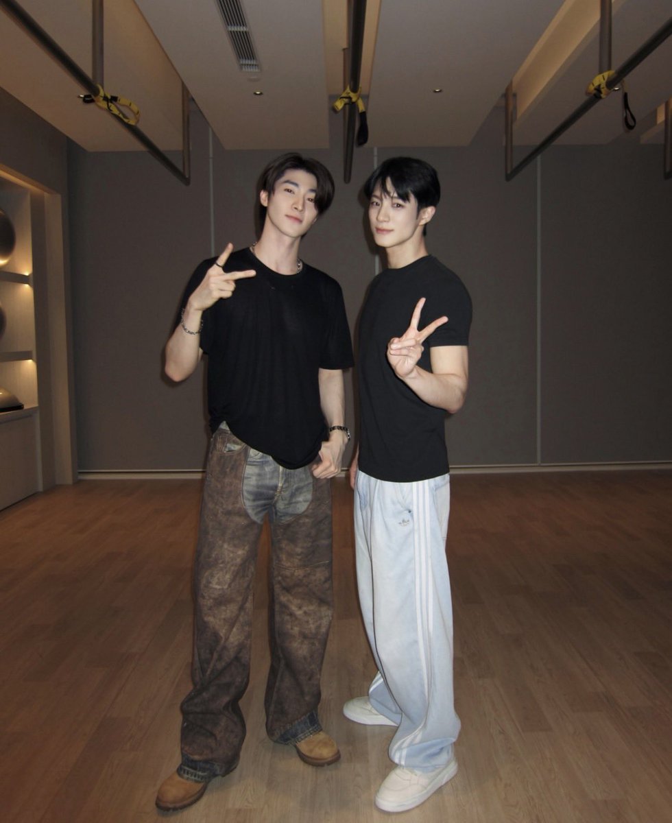 mcdtournesol's tweet photo. คุณพระ หน้าตาแบบพระเจ้าประทานมากนะ ชอบเจโน่ลุคแบบเนี้ยอะ ดูสบาย ๆ เสื้อยืดกางเกงวอร์มแต่หล่อโคตรง่ะ 🥺 https://t.co/iNNnbLDCTo