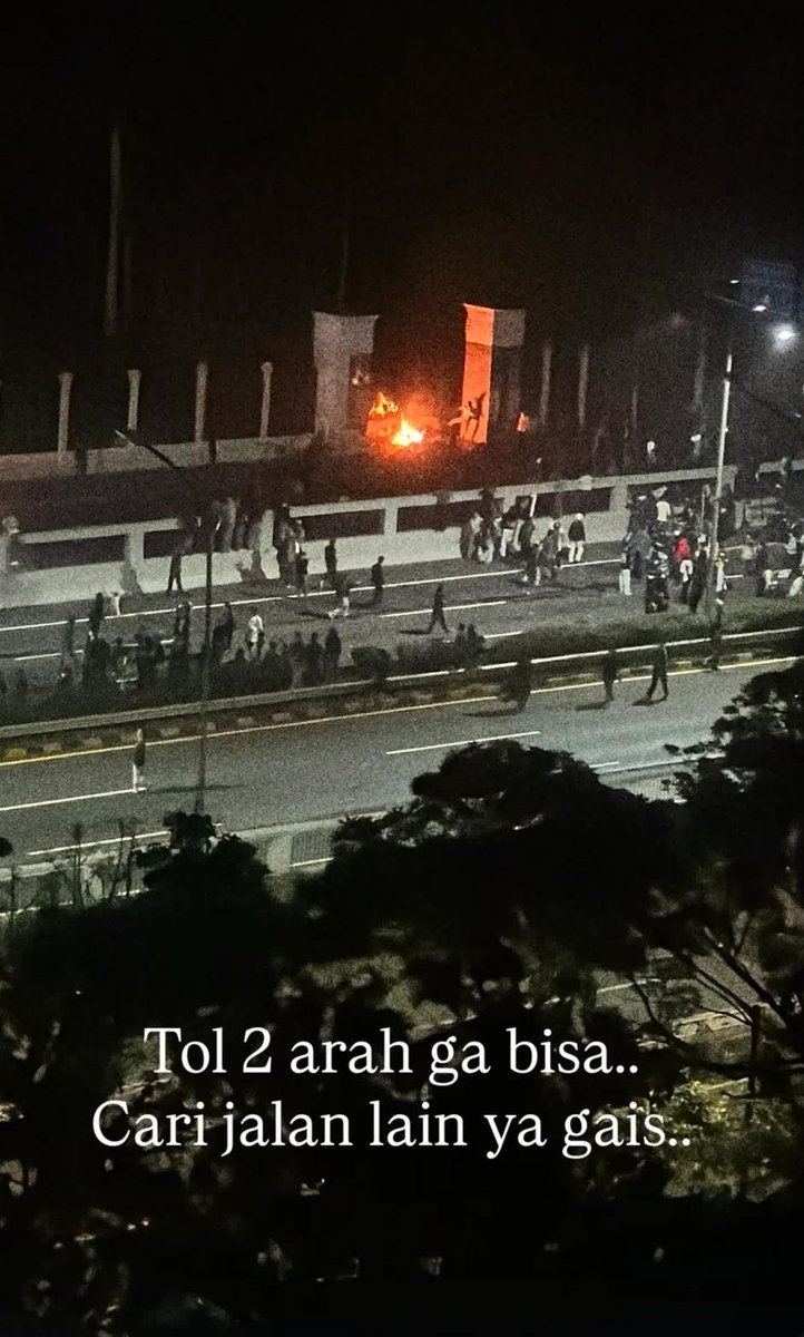 bismillahyuk_'s tweet photo. 🚨 Update: Depan Gedung DPR RI
Jam: 19.15 
Tgl: 27 Agustus 2026

Aparat sudah tembak gas air mata. 
Yang mau masuk tol 2 arah gak bisa ya guys. Stay safe 🙌 #demo

Yuk pulang yuk semua... https://t.co/HJBI7P4tjv