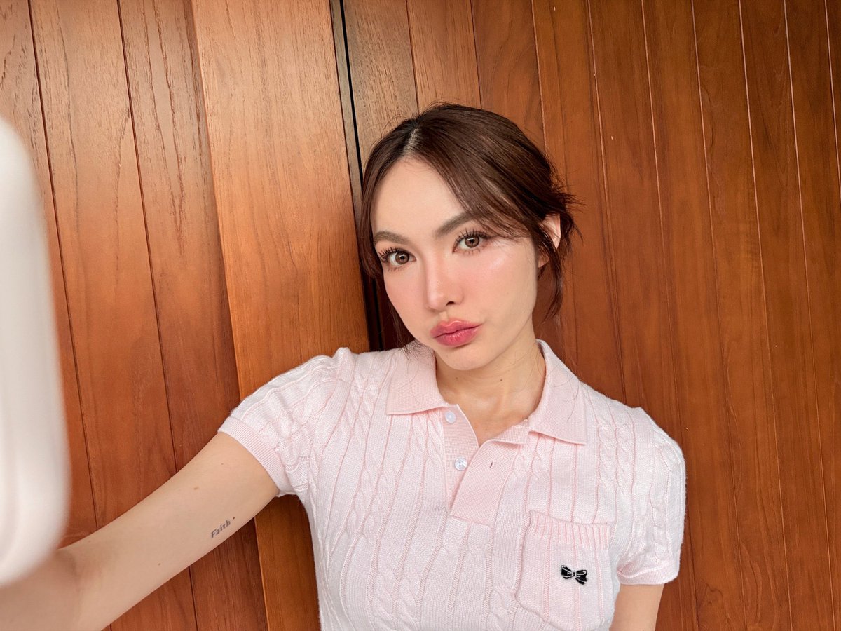 littleprince_21's tweet photo. คนสวยขา ~ 

#ColgateLiveWithCharlotte 
@itscharlotty https://t.co/Ztg7JIojxH