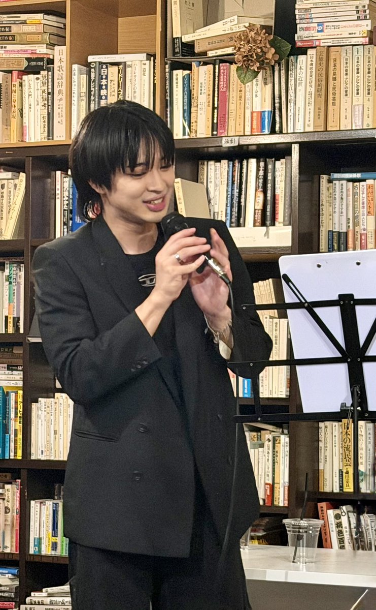 maon0701's tweet photo. 近くで、バイオリニスト弾いてる姿観させて頂いて、むっちゃ綺麗な音色で上手いなって思いました！

乃哉くんのラップ、内容も尾本さんを尊敬してるのも、伝わって、とても良かったです！

お祝いできて、嬉しかったです！
尾本さん、お誕生日おめでとうございます！

#オモト企画
#オモト生誕祭 https://t.co/KMgUt1AnR9