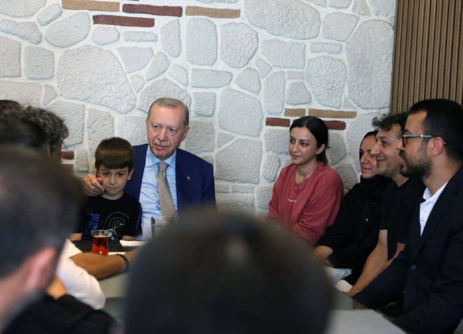 eha_medya's tweet photo. 🔴Cumhurbaşkanı Erdoğan, İstanbul Çengelköy'deki esnaf ziyareti sırasında vatandaşlarla sohbet etti. https://t.co/3tTVsb4PMD