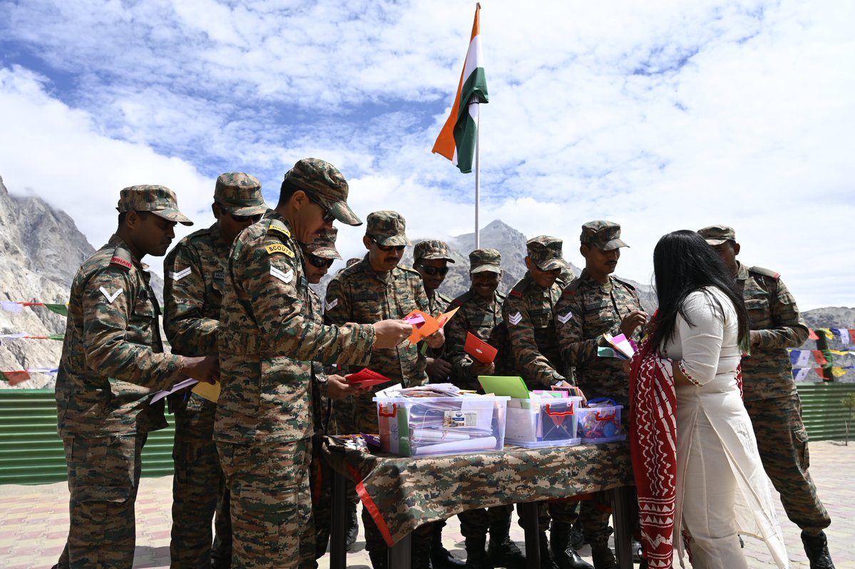voiceofkinnaur's tweet photo. 𝐑𝐀𝐊𝐒𝐇𝐀𝐒𝐔𝐓𝐑𝐀 | 𝐖𝐡𝐞𝐫𝐞 𝐑𝐚𝐤𝐡𝐢 𝐌𝐞𝐞𝐭𝐬 𝐓𝐡𝐞 𝐁𝐨𝐫𝐝𝐞𝐫 🇮🇳

A few moments from the high-altitude border of Shipki La, where Rakhi threads carried the love and blessings of sisters from across India to our soldiers.

Voice of Kinnaur × RED FM came together to celebrate Raksha Bandhan with those standing on duty at the border.

Every Rakhi carries a story. Every thread carries an emotion.

𝐑𝐀𝐊𝐒𝐇𝐀𝐒𝐔𝐓𝐑𝐀  From the heart to the border.

𝐅𝐎𝐋𝐋𝐎𝐖 𝐓𝐇𝐄 𝐀𝐂𝐂𝐄𝐒𝐒 𝐋𝐈𝐍𝐊 👇🏻

Facebook

https://t.co/cG3iujxY85

Instagram

https://t.co/9cAQfdfgkE

@UBArea_IA

@suryacommand

#RakshaSutra #VoiceOfKinnaur #RedFM #RakshaBandhan #ShipkiLa #RakhiForSoldiers #IndianArmy #FromHeartToBorder