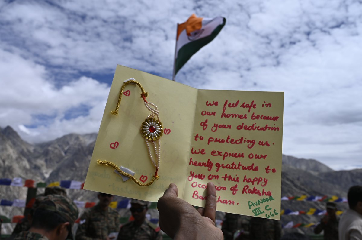 voiceofkinnaur's tweet photo. 𝐑𝐀𝐊𝐒𝐇𝐀𝐒𝐔𝐓𝐑𝐀 | 𝐖𝐡𝐞𝐫𝐞 𝐑𝐚𝐤𝐡𝐢 𝐌𝐞𝐞𝐭𝐬 𝐓𝐡𝐞 𝐁𝐨𝐫𝐝𝐞𝐫 🇮🇳

A few moments from the high-altitude border of Shipki La, where Rakhi threads carried the love and blessings of sisters from across India to our soldiers.

Voice of Kinnaur × RED FM came together to celebrate Raksha Bandhan with those standing on duty at the border.

Every Rakhi carries a story. Every thread carries an emotion.

𝐑𝐀𝐊𝐒𝐇𝐀𝐒𝐔𝐓𝐑𝐀  From the heart to the border.

𝐅𝐎𝐋𝐋𝐎𝐖 𝐓𝐇𝐄 𝐀𝐂𝐂𝐄𝐒𝐒 𝐋𝐈𝐍𝐊 👇🏻

Facebook

https://t.co/cG3iujxY85

Instagram

https://t.co/9cAQfdfgkE

@UBArea_IA

@suryacommand

#RakshaSutra #VoiceOfKinnaur #RedFM #RakshaBandhan #ShipkiLa #RakhiForSoldiers #IndianArmy #FromHeartToBorder