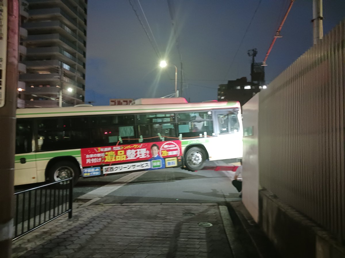 Meitetufandayo's tweet photo. 大阪シティバス 住20-1469
車両故障?のため、レッカー車で移動中
住吉車庫にて

#大阪シティバス https://t.co/5UEinkGzoy