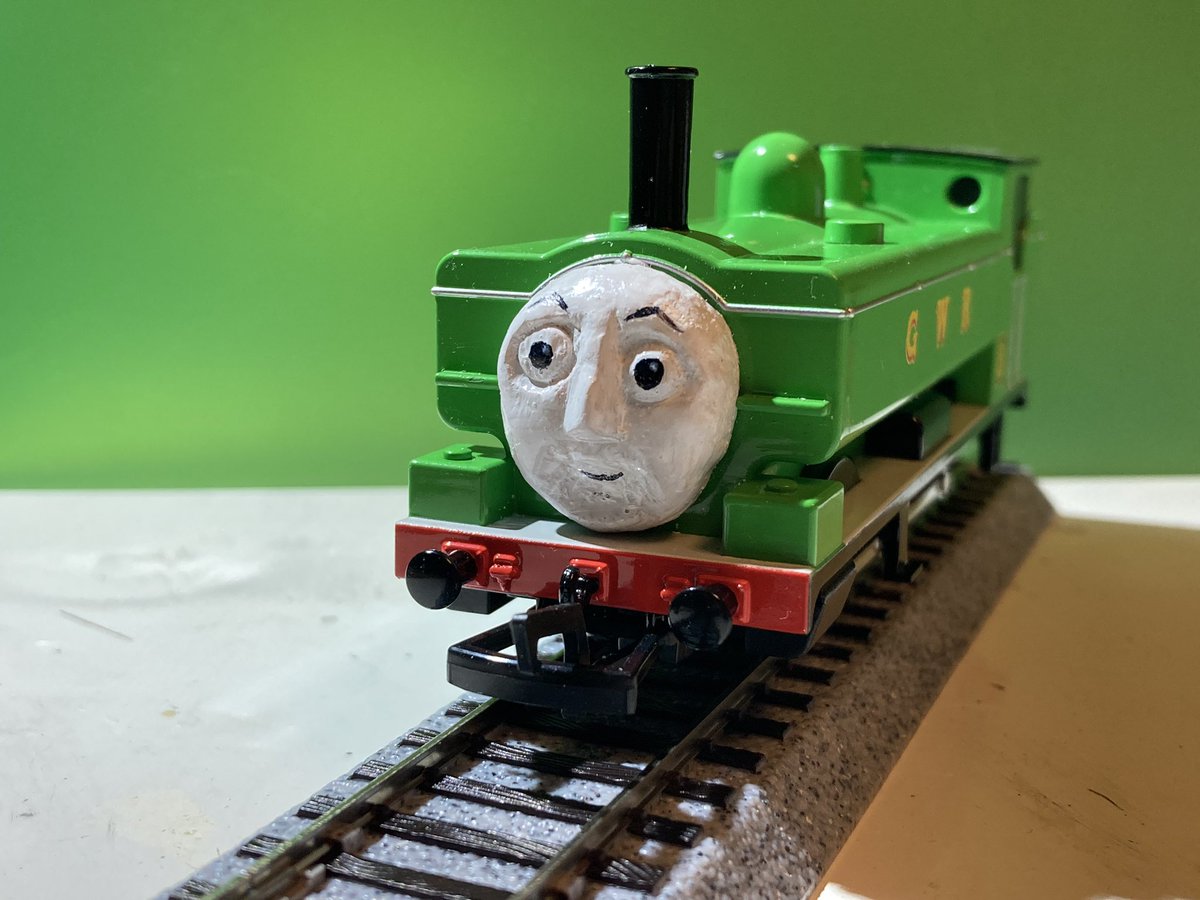 tarltanker0625's tweet photo. H.O   CGダックの顔を作りました。

丸い厚紙ひパテを盛って、大きすぎたので顔のサイズが合うように周りを彫刻刀やヤスリで削りました。
顔のモデルは主に本編のシーンやプロモ画像、最新のトラックマスターの顔を参考にしました。 https://t.co/w3vFxfiq5a