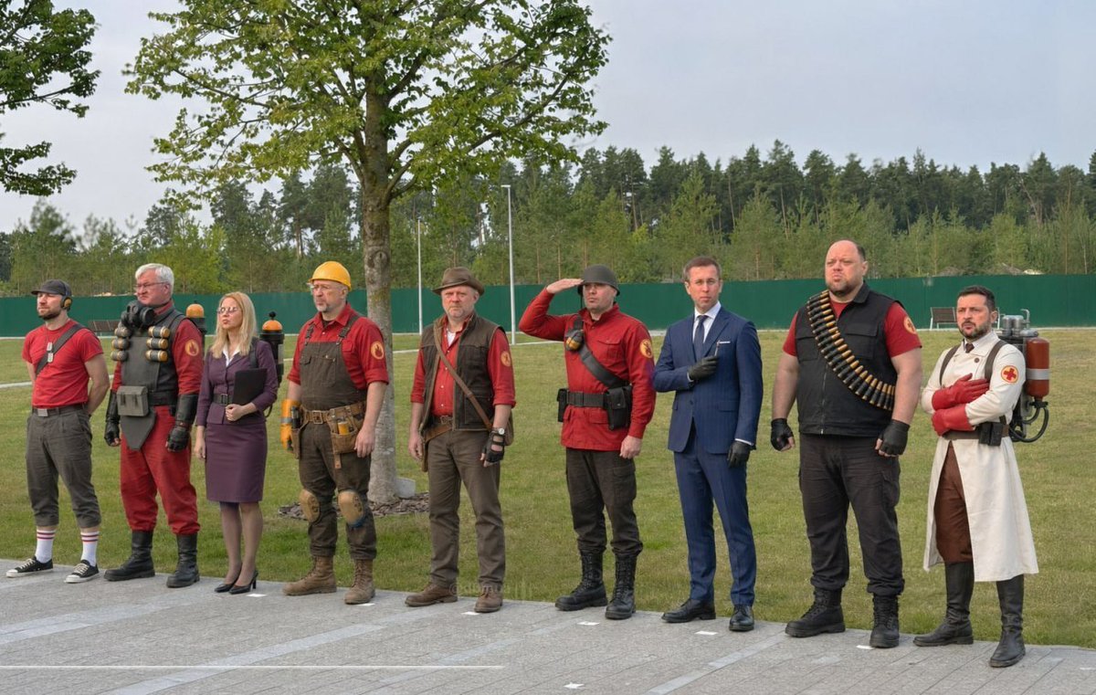 krabsterson's tweet photo. Наша команда по порятунку світу, яку ми заслужили https://t.co/fn7Psm44ns