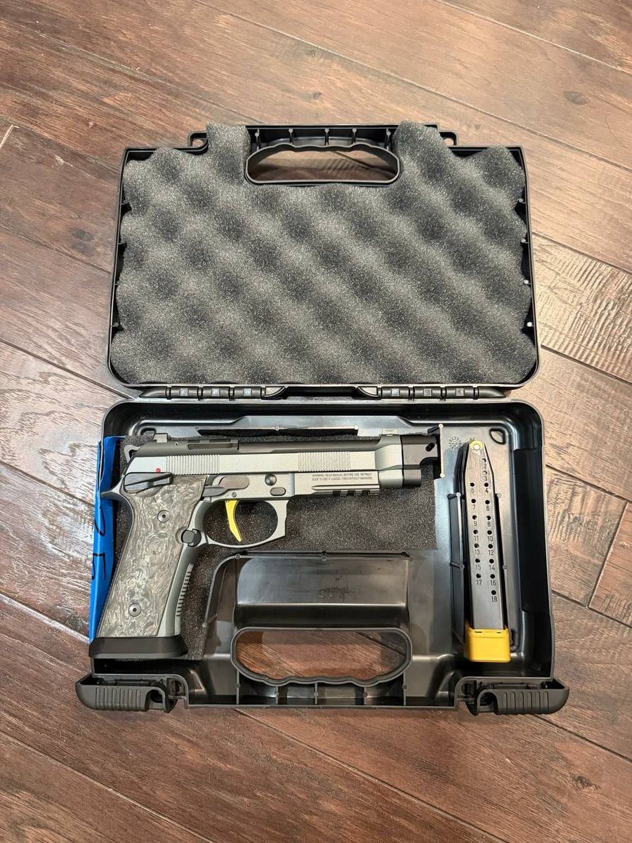 GunsGunsc's tweet photo. BERETTA USA.CORP

(BOX, 2 EXTRO MAGS)
(TYPE 92 SAO CORSA)
(MOS,CLEAN,BULLETS) https://t.co/RThilms1Md