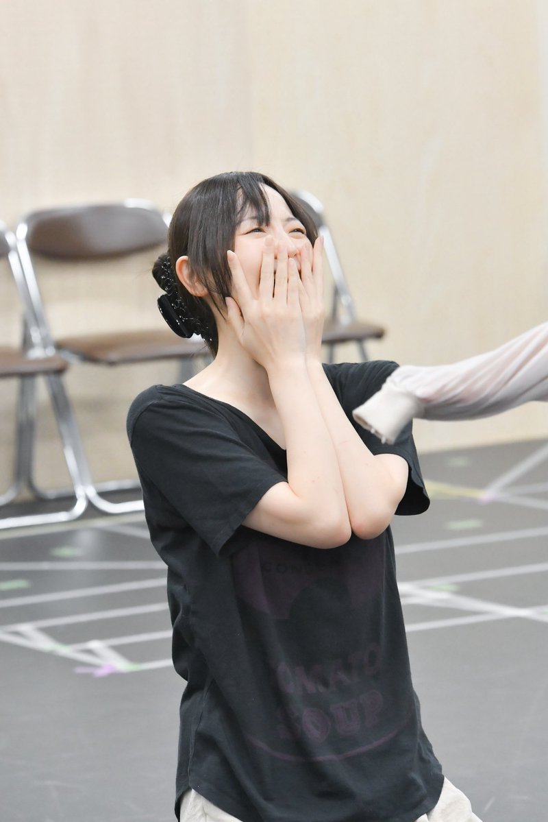 Elicomachi's tweet photo. ninaママからドーナツを、ミッツママから命の水をいただきました🙏いつもありがとうございます🥹✨

#君バク2026
本日はB荒通し！
稽古始まって1週間ほど。早めの通しは全体が見えて大好きなのです♡
稽古で見たことなかったシーンで爆笑して涙して心が忙しかった、、！！

自分の課題はいっぱい！！！ https://t.co/uRsKk0LymV