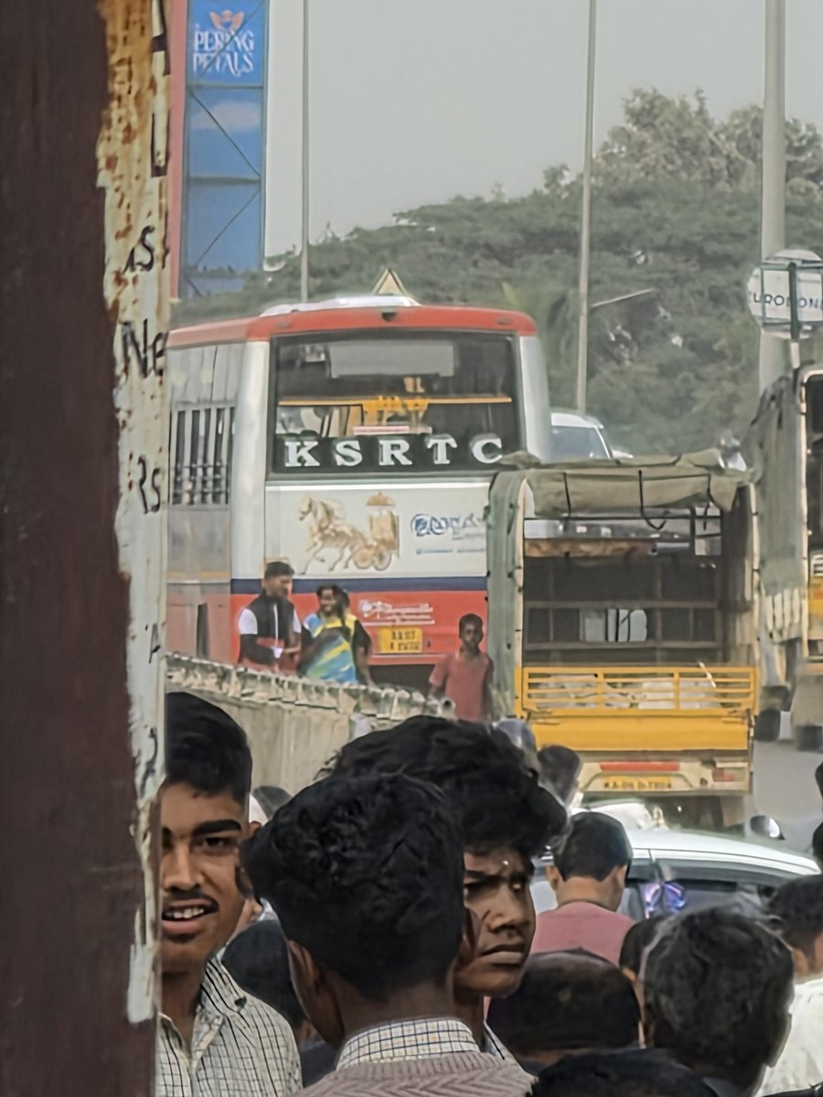 B02716155B's tweet photo. Sir @byrathi_suresh bus number KA07F1916 belongs to malur depo, daily they will not stop in hoskote bus stop. They will stop on the hosjote flyover. 
Malur and hoskote road is under construction, buses are less so please take disciplinary actions
@KSRTC_Journeys 
@KYNanjegowdaMLA https://t.co/NKwnL2iSAg
