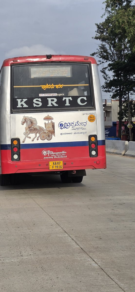B02716155B's tweet photo. Sir @byrathi_suresh bus number KA07F1916 belongs to malur depo, daily they will not stop in hoskote bus stop. They will stop on the hosjote flyover. 
Malur and hoskote road is under construction, buses are less so please take disciplinary actions
@KSRTC_Journeys 
@KYNanjegowdaMLA https://t.co/NKwnL2iSAg