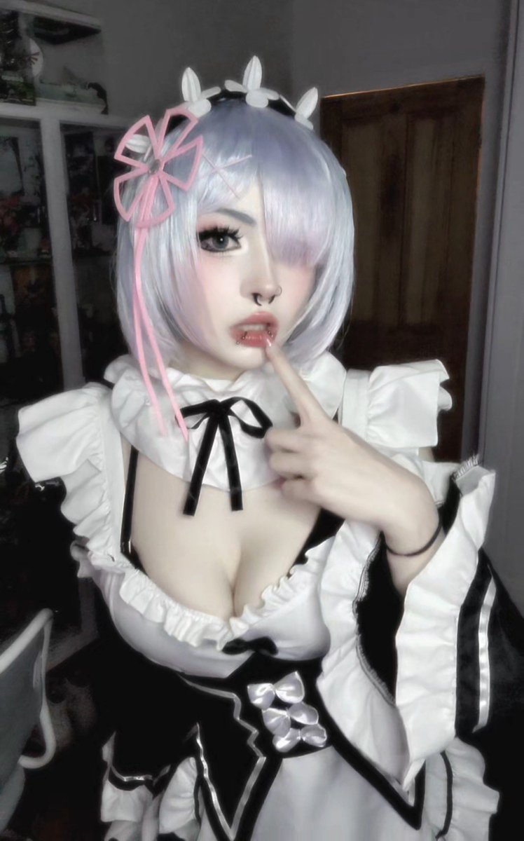 lcxybee's tweet photo. trying to revive this acc so.. here's my remmu cosplay :3 #cosplay #リゼロ https://t.co/SHPxKQLBDL