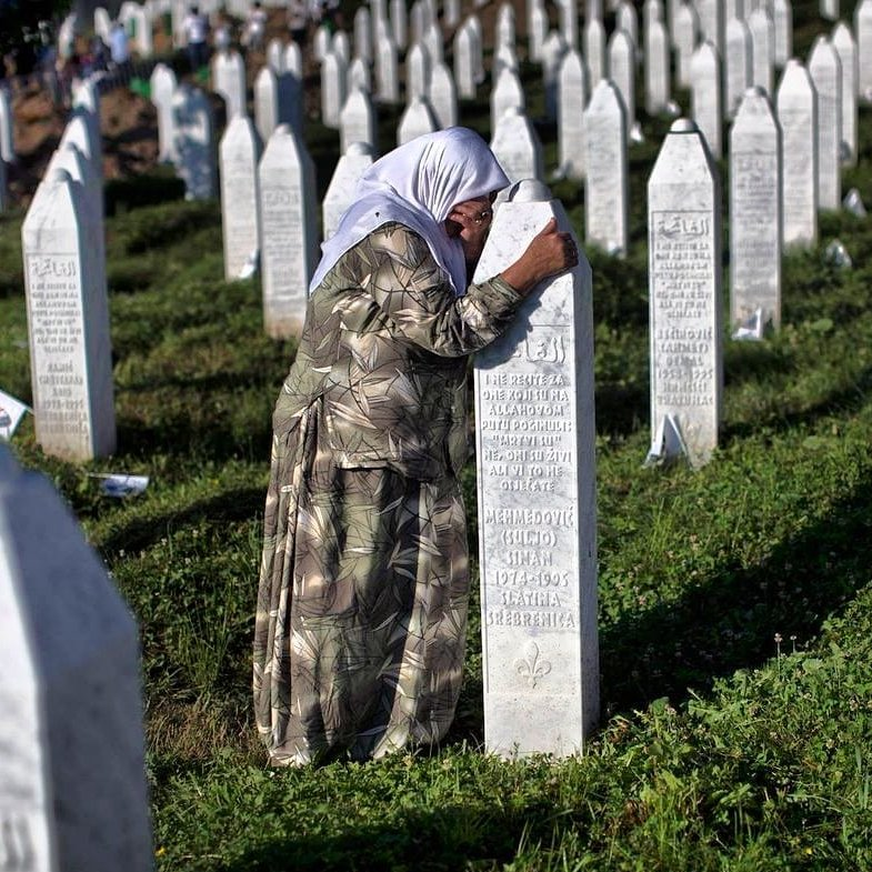bosunatiklama's tweet photo. 'Bosna Kasabı' olarak anılan eski Sırp komutan Mladic, soykırım suçundan yattığı Lahey'deki hapishanede öldü.

• 8 binden fazla Boşnak'ın katledilmesinin sorumluları arasında bulunuyordu. https://t.co/6TUfpCs9Qa