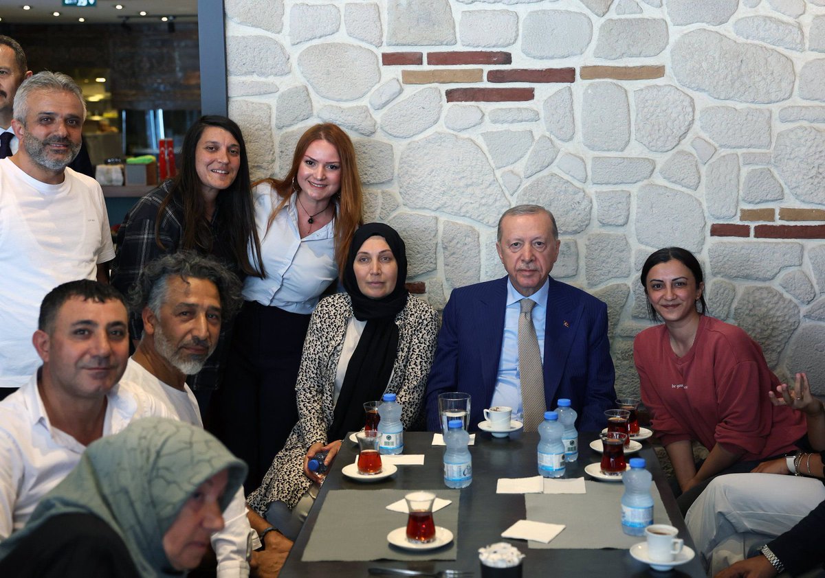 CigdemIsgorer's tweet photo. Cumhurbaşkanımız Recep Tayyip Erdoğan, İstanbul Çengelköy'deki esnaf ziyareti sırasında vatandaşlarla sohbet etti. https://t.co/oXdr0HN2BU