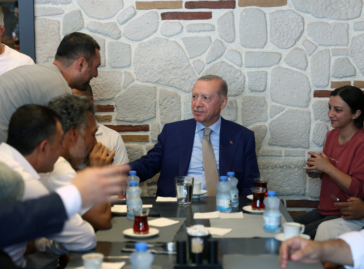 CigdemIsgorer's tweet photo. Cumhurbaşkanımız Recep Tayyip Erdoğan, İstanbul Çengelköy'deki esnaf ziyareti sırasında vatandaşlarla sohbet etti. https://t.co/oXdr0HN2BU