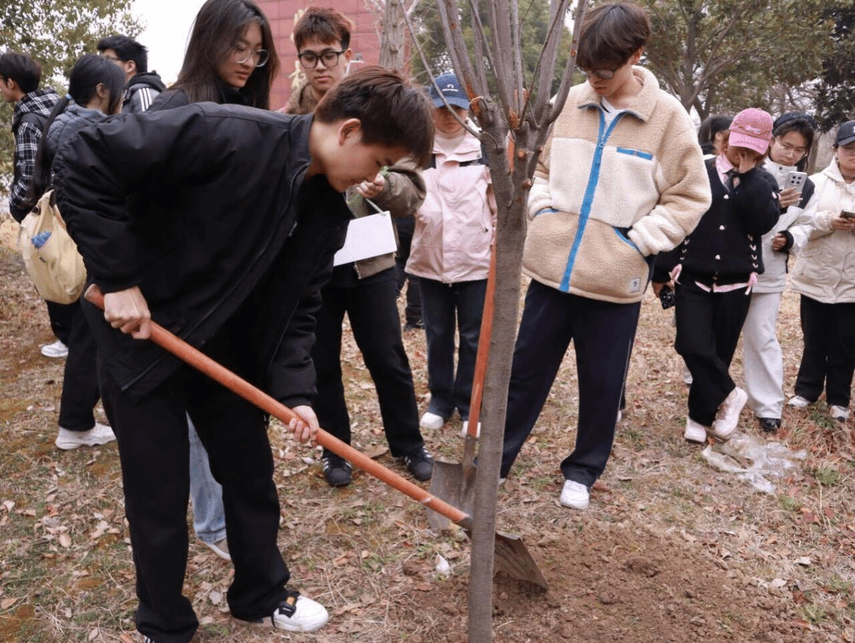 alese938138's tweet photo. [Join our campus environmental club's tree-planting this Saturday at 9 AM by the west gate. Bring gardening gloves, let's green our campus together!]， https://t.co/hY9vynC1ev