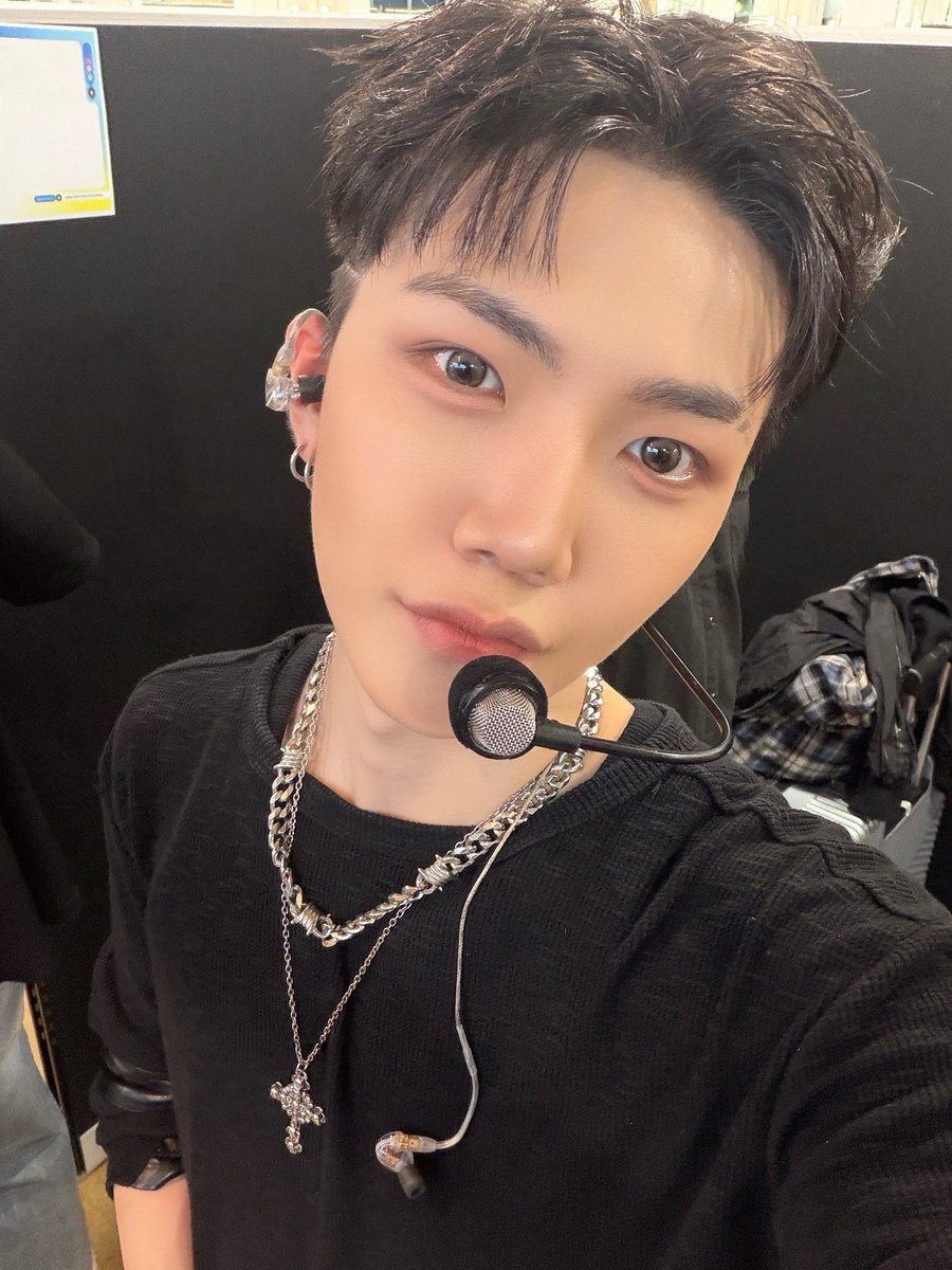 43LKH's tweet photo. he looks SO GOOD🫳🏻🫳🏻🫳🏻 https://t.co/p7lHFXdSTe