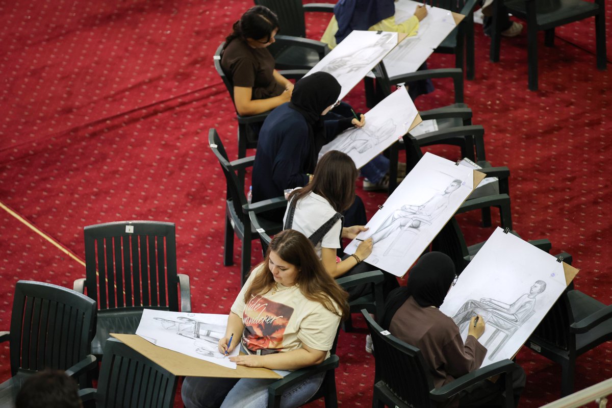 gaziantepUniv's tweet photo. GAÜN GÜZEL SANATLAR FAKÜLTESİNDE ÖZEL YETENEK SINAVI YAPILDI

Gaziantep Üniversitesi Güzel Sanatlar Fakültesinin 2026-2027 eğitim-öğretim yılı Özel Yetenek Sınavı gerçekleştirildi.

İki aşamalı olarak düzenlenen sınavın ilk aşamasında adaylar canlı modelden desen, ikinci aşamasında ise imgesel desen çalışması yaptı. Sınavlarda adayların gözlem ve algılama becerilerinin yanı sıra kompozisyon kurma, görsel anlatım ve çizim yetenekleri değerlendirildi.

Özel Yetenek Sınavı kapsamında fakültenin Resim, Geleneksel Türk Sanatları, Halı Tasarımı, Tekstil ve Moda Tasarımı, Seramik ve Cam ile Grafik Sanatlar bölümlerine öğrenci kabul edilecek.

Bu yıl ilk kez öğrenci alacak olan Grafik Sanatlar Bölümü de Özel Yetenek Sınavı kapsamındaki programlar arasında yer aldı.

Fakülte yönetimi ile akademik ve idari personelin görev aldığı sınav süreci, belirlenen usul ve esaslar doğrultusunda tamamlandı. Adayların sınav salonlarına yönlendirilmesi ve sınavların sorunsuz şekilde yürütülmesi için gerekli hazırlıkların titizlikle gerçekleştirildiği belirtildi.

https://t.co/tLRLSXnavO

#GaziantepÜniversitesi #ParlayanYıldız