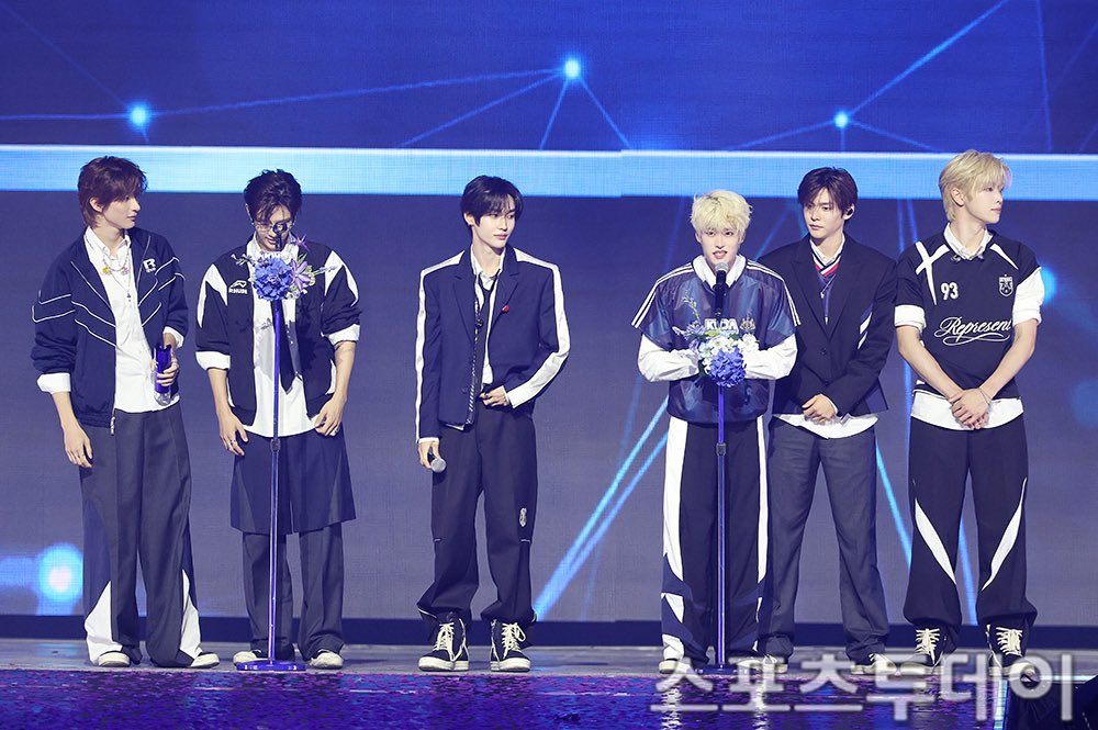 riize_archives's tweet photo. RIIZE won 3 awards at the 2026 K-World Dream Awards (KWDA):

🏆 Best Performance 
🏆 K-World Dream Artist Award
🏆 Journalists’ Pick Artist Award https://t.co/t4wsGX0ltw