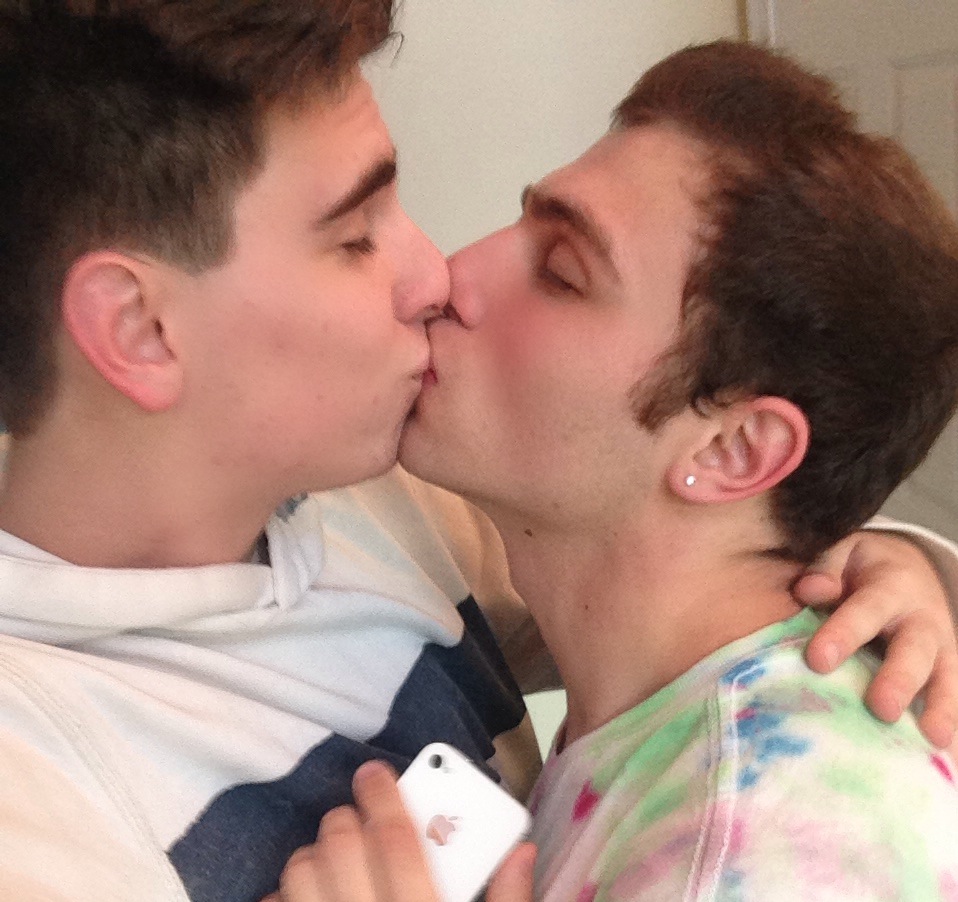 Xersex2009's tweet photo. happy #mongay & #NewWeek for my #twitterfamily with these #gaykisses https://t.co/BXGUs0aYFp