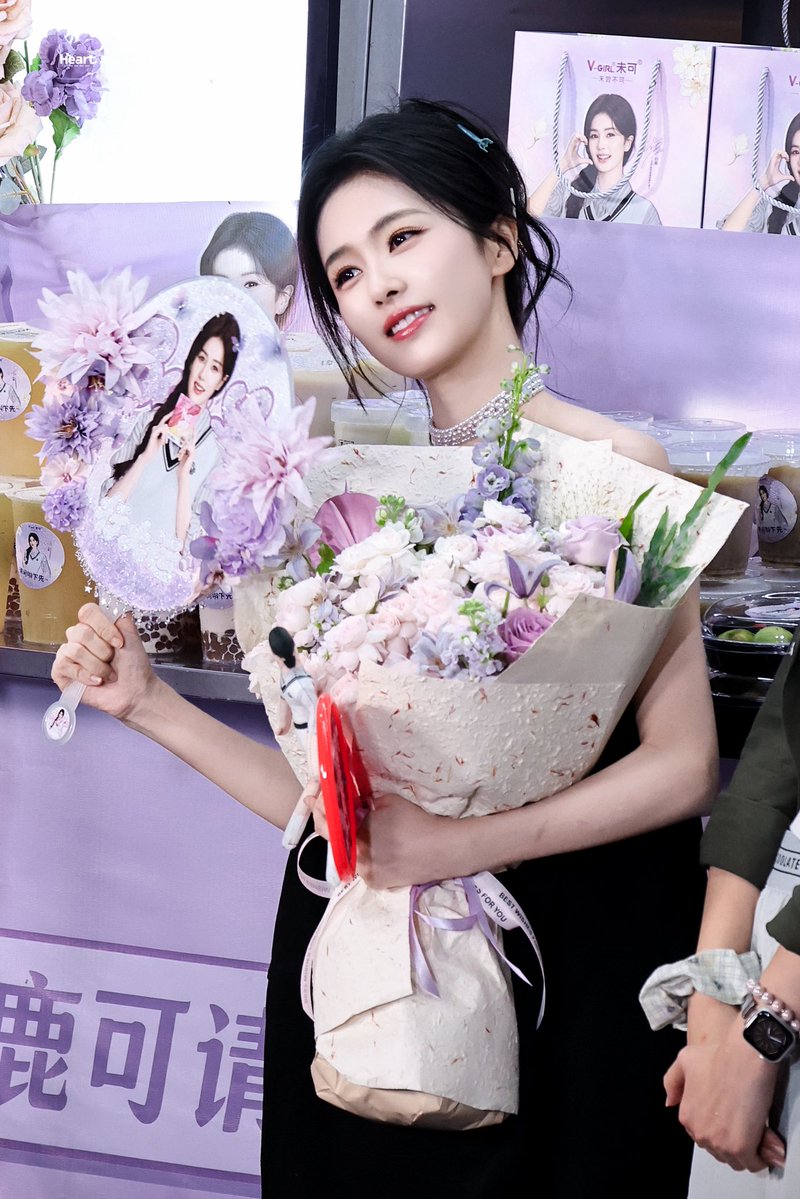 Lubybai's tweet photo. ลุคพี่อวิ้นวันนี้สวยมากนะ 

#BaiLu #ไป๋ลู่ https://t.co/O8aHHMC4bI