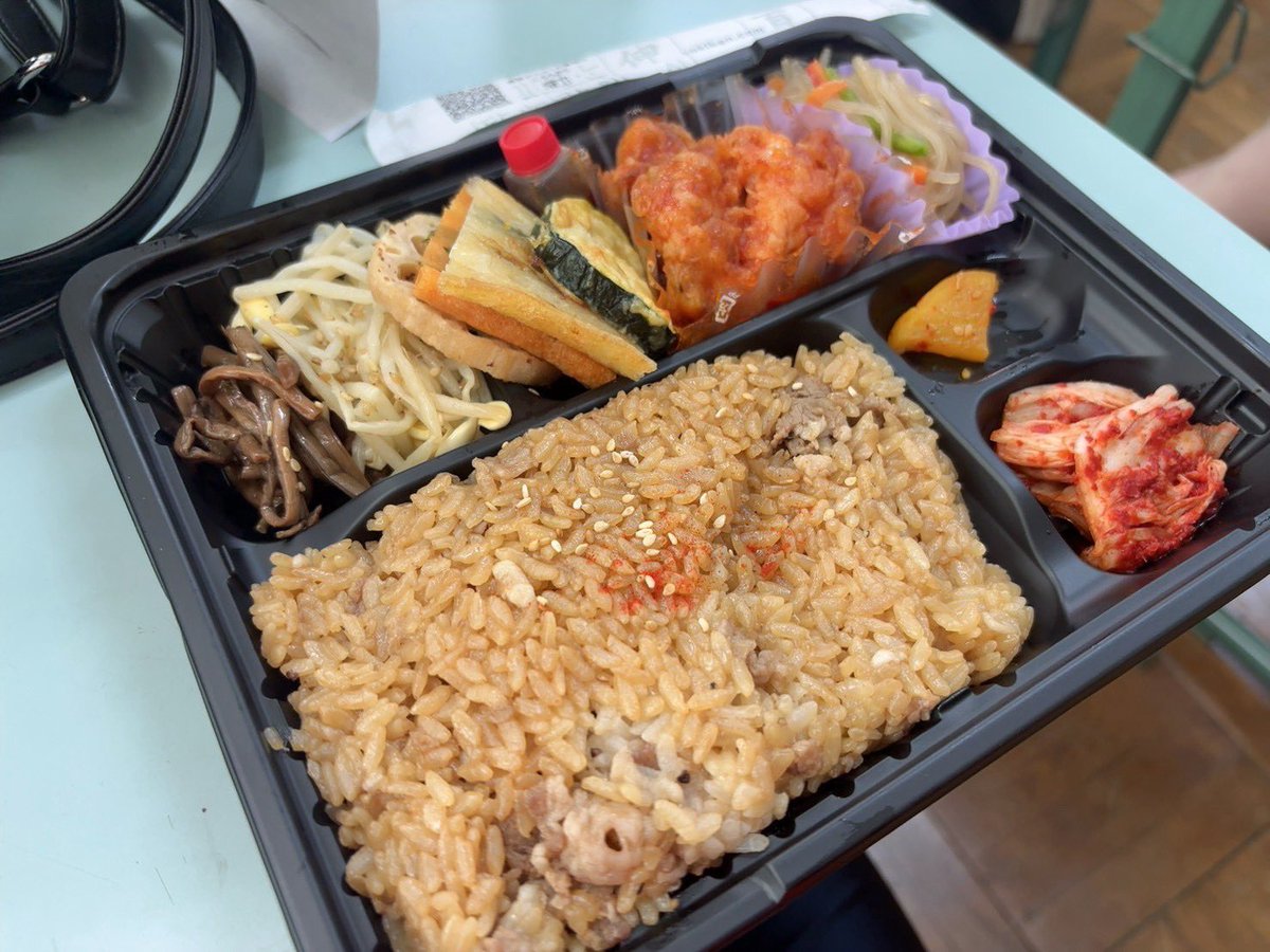 veni_setsu's tweet photo. 🍁紅葉🍁

撮影してきました〜
お弁当も美味しかったです♡♡

#撮影 #お弁当 #夏 #赤 https://t.co/4JIZLEWsJG