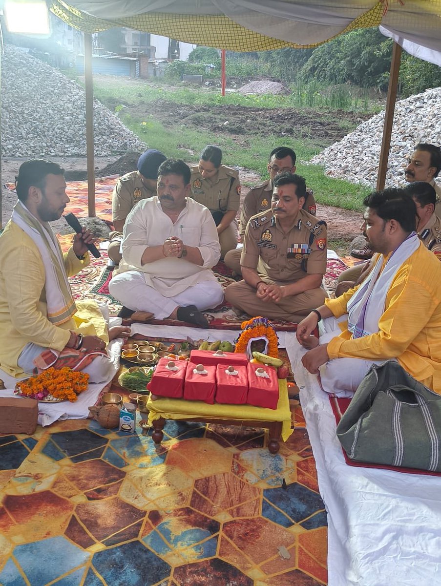 RavindraMoS_IC's tweet photo. **वाराणसी पुलिस के नए भवन का भूमि पूजन**

27 अगस्त 2026 को वाराणसी में लगभग ₹ 78 करोड़ की लागत से पुलिस मुख्यालय के नवीन भवन निर्माण कार्य का भूमि पूजन किया। इस अवसर पर पुलिस कमिश्नर श्री मोहित अग्रवाल एवं पुलिस अधिकारीगण व कर्मचारीगण उपस्थित रहें। https://t.co/h0a0KoqdVE