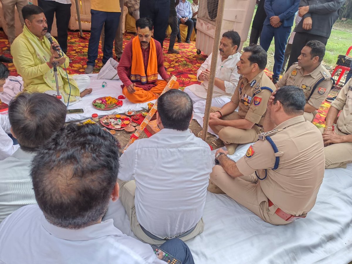 RavindraMoS_IC's tweet photo. **वाराणसी पुलिस के नए भवन का भूमि पूजन**

27 अगस्त 2026 को वाराणसी में लगभग ₹ 78 करोड़ की लागत से पुलिस मुख्यालय के नवीन भवन निर्माण कार्य का भूमि पूजन किया। इस अवसर पर पुलिस कमिश्नर श्री मोहित अग्रवाल एवं पुलिस अधिकारीगण व कर्मचारीगण उपस्थित रहें। https://t.co/h0a0KoqdVE