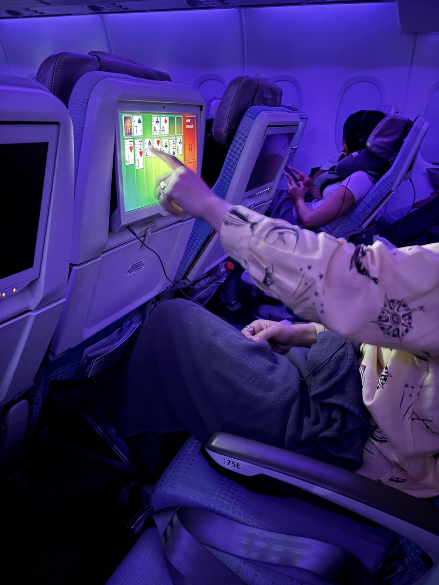 u_r_a_d_a_i's tweet photo. ただいまー！
ニートビーツ一行帰国🛬
皆様、応援有難うございました！！

3時間ドバイディレイで観るもの見て
持て余し、ソリティアに興じる
土佐和也を添えて(90年代か！) https://t.co/lgYRnLQScP