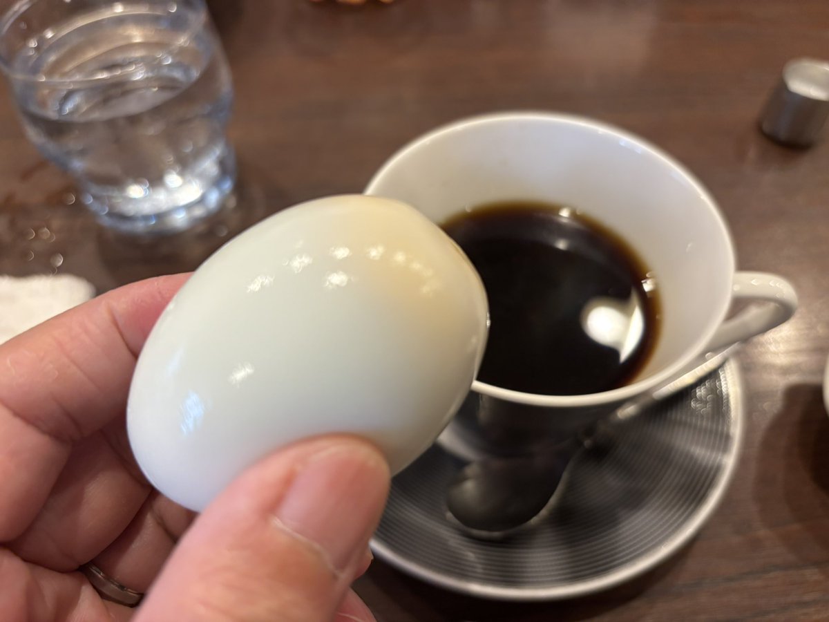 bandit_7777's tweet photo. 大阪では喫茶店でコーヒーをオーダーすると、ゆで卵がついてくるんですね。
このお店だけなのか分かりませんが、なんか嬉しい。

#コーヒー #喫茶店 #大阪の喫茶店 #大阪出張 https://t.co/a4DqHv3WyU