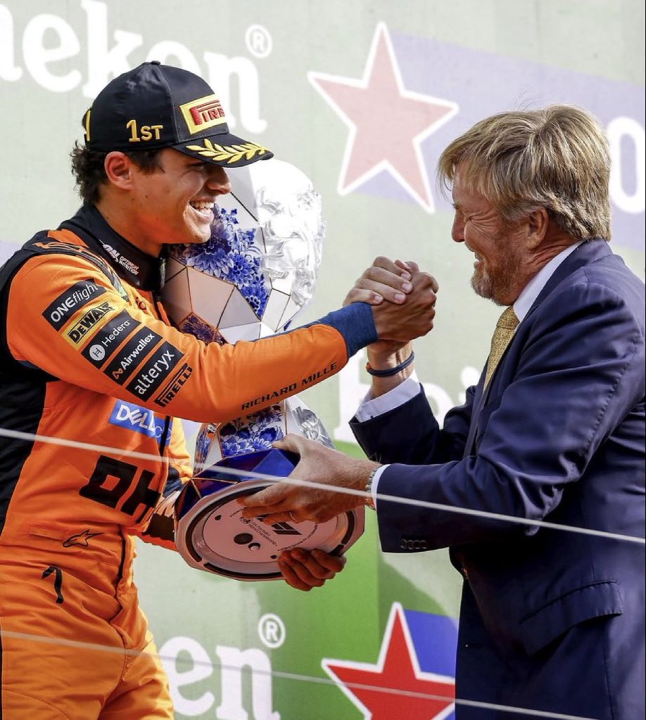 TEAMLN4TH's tweet photo. King Willem-Alexander ผู้มอบถ้วยรางวัลให้แลนโด้ได้กล่าวไว้ว่า “แลนโด้เป็นผู้ชนะที่สามารถพูดคุยกับพระองค์เป็นภาษาดัตช์ได้เนื่องจากมีคุณแม่เป็นชาวเบลเยียมและแลนโด้เองก็พูดดัตช์ได้ดี” อีกทั้งยังได้ระบุไว้อีกว่าแลนโด้เป็น ‘great winner’

สรุปแล้วพูดเป็นอะดิภาษาดัตช์อะโดนแฉอ่อ🫪🫪🫪 https://t.co/oBEuYPNwTD