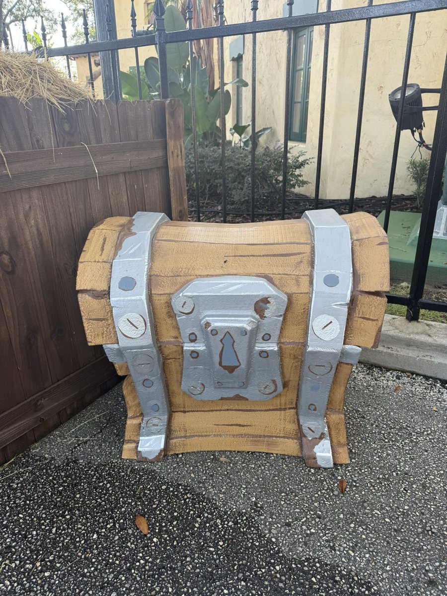 SpeculationMatt's tweet photo. We have a green Peely, another loot llama, and more chests around Fortnitemares! #HHN35 #HHN https://t.co/C7cq8poYNl