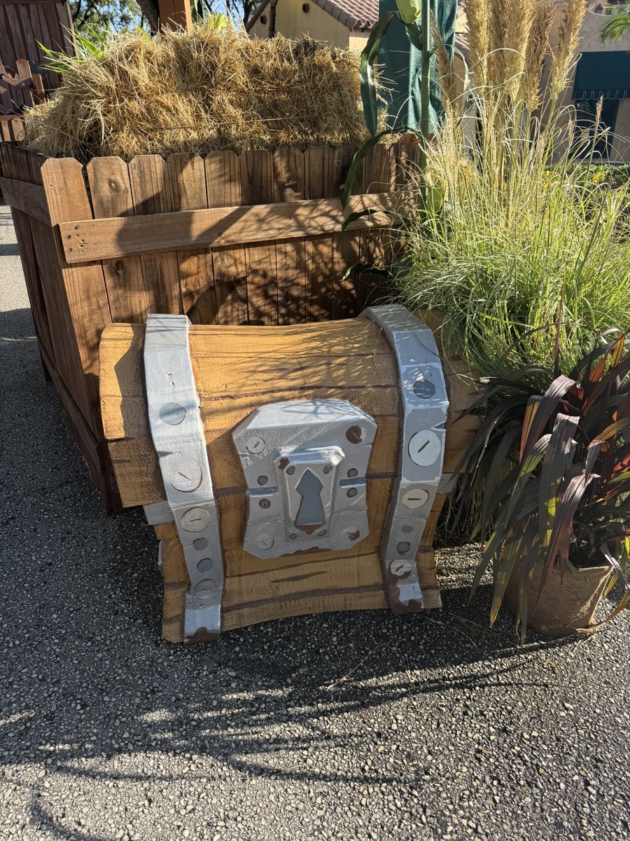 SpeculationMatt's tweet photo. We have a green Peely, another loot llama, and more chests around Fortnitemares! #HHN35 #HHN https://t.co/C7cq8poYNl