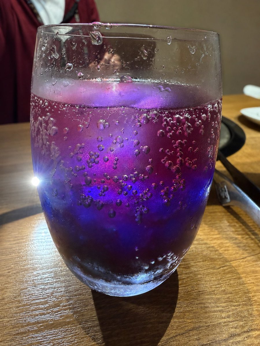 ntchs2's tweet photo. 牛角行ってきた！！AIでスマフォだけ消したけどドリンクライトで光らせないとマジでこの色合いわからない🤣 https://t.co/4RK90T4kZY