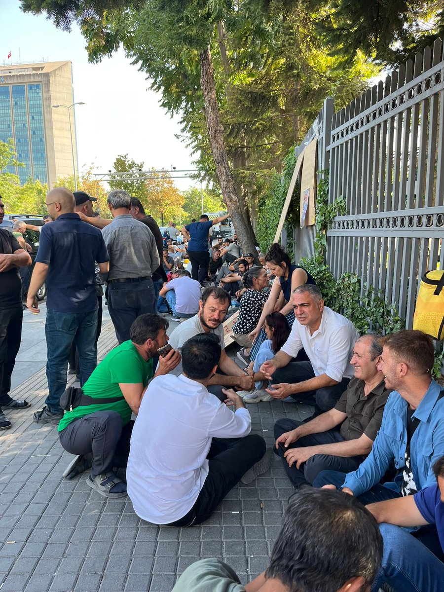 birlesiktekstil's tweet photo. MADEN İŞÇİLERİ KAZANACAK!

Bağımsız Maden-İş üyesi maden işçilerinin Enerji Bakanlar önündeki bekleyişi sürüyor. 

Günlerdir hakları için direnen maden işçilerinin ve Bağımsız Maden-İş’in yanındayız. 

Bağımsız Maden-İş Genel Başkanı Gökay Çakır ve örgütlenme uzmanı Başaran Aksu’nun tutuklanması üzerine dün gece Antep’ten Ankara’ya geçen BİRTEK-SEN Genel Başkanı Mehmet Türkmen ve merkez yönetim kurulu üyemiz Mehmet Çelik bakanlık önünde maden işçileriyle birlikte. 

Birleşe birleşe kazanacağız!