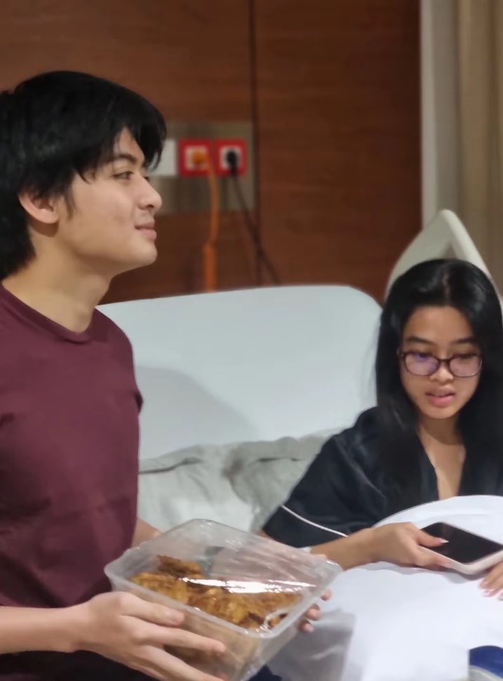 dinndinew's tweet photo. apaasihh papanya rasya update di tiktok pake sound  sal priadi "mesranya kecil2an" 😭 https://t.co/0JNhI5sQu4