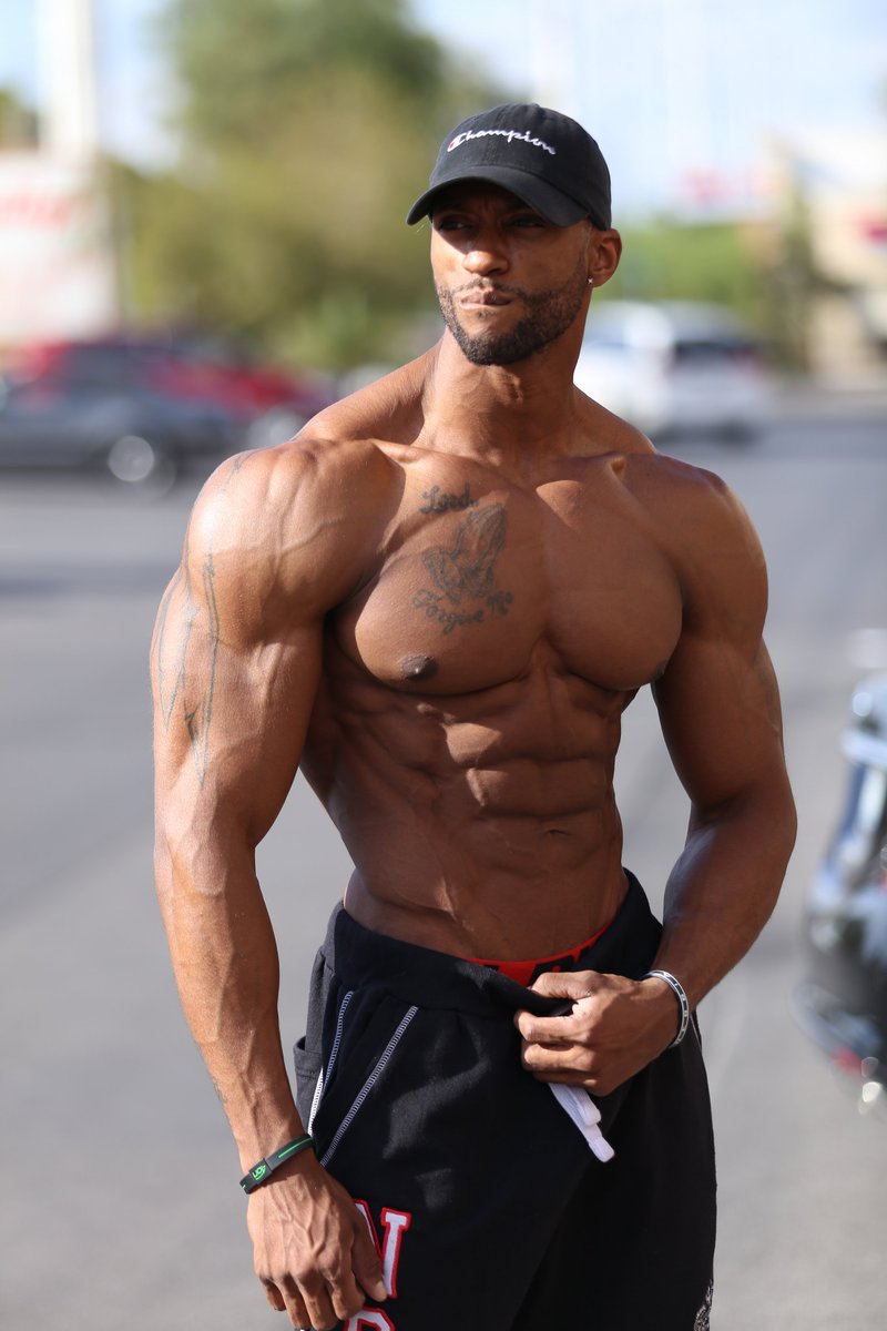trade_shenlong's tweet photo. Men's physiqueと言えばRaymont Edmonds。彼が勝てなくなった時、この競技の評価軸が狂った。

しかし、今再び　彼のようなフィジークが改めて見直されてきた空気を感じる。

Corey MorrisやKyron Holdenがこの競技を引っ張るに違いない。

#IFBB
#men'sphysique https://t.co/0QhY1Vmowz