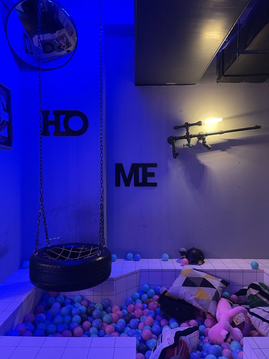 ailey894736's tweet photo. Just cracked the first puzzle in the neon-lit escape room! 60 minutes to break free—will I make it https://t.co/Hd8PwJnoLP