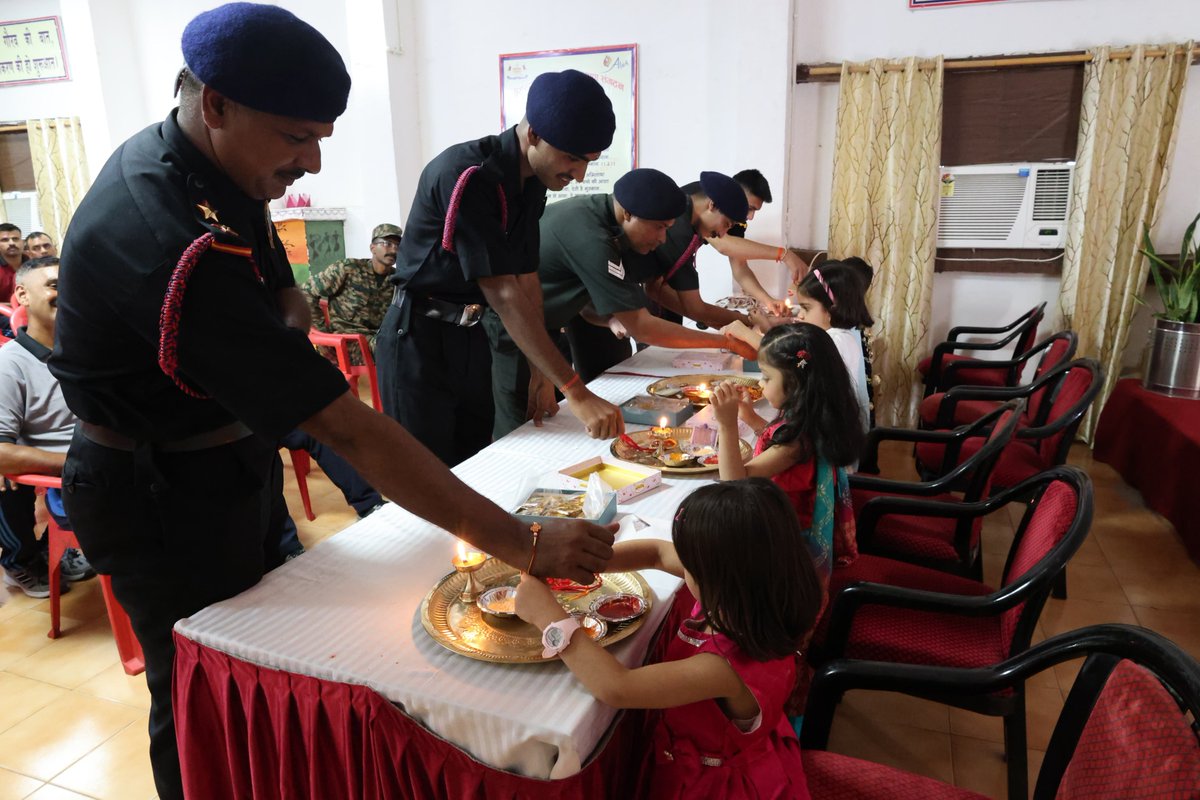 UBArea_IA's tweet photo. A RAKHI. A PROMISE. A NATION TO PROTECT. 🇮🇳
This Raksha Bandhan, the soldiers of #GoldenKeyDivision stood not just as warriors, but as brothers bound by a sacred promise.
At Clement Town Cantonment, children, in collaboration with The Mukul Madhav Foundation, tied Rakhis to our bravehearts—turning a simple thread into a powerful bond of trust, gratitude and protection.
Organised by #GoldenKeyGunners, the celebration honoured camaraderie, national integration and the spirit of service.
Because behind every Rakhi is a silent promise: We stand between our people and every threat.
#RakshaBandhan #रक्षाबंधन #IndianArmy #भारतीयसेना #NationFirst #राष्ट्रसर्वोपरि #GoldenKeyDivision #UttarBharat #SuryaCommand
@adgpi @panchshulpulse @PRODefDehradun @suryacommand @IbexRadioTarana @radioibextarana @voiceofspiti @voiceofkinnaur  @ProDefLko @SpokespersonMoD @DefMinIndia