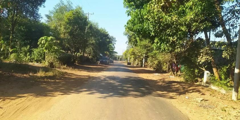 bnionline1's tweet photo. Escalating extortion at Mon State's Ahbit checkpoint! Junta forces demand 20,000 kyats from non-local travelers & cargo, threatening detention. Disrupts vital Mon-Kayin-Thailand border route. #Myanmar #MonState #Junta https://t.co/4FdYvmQhqN https://t.co/cGAf1hpc5Q
