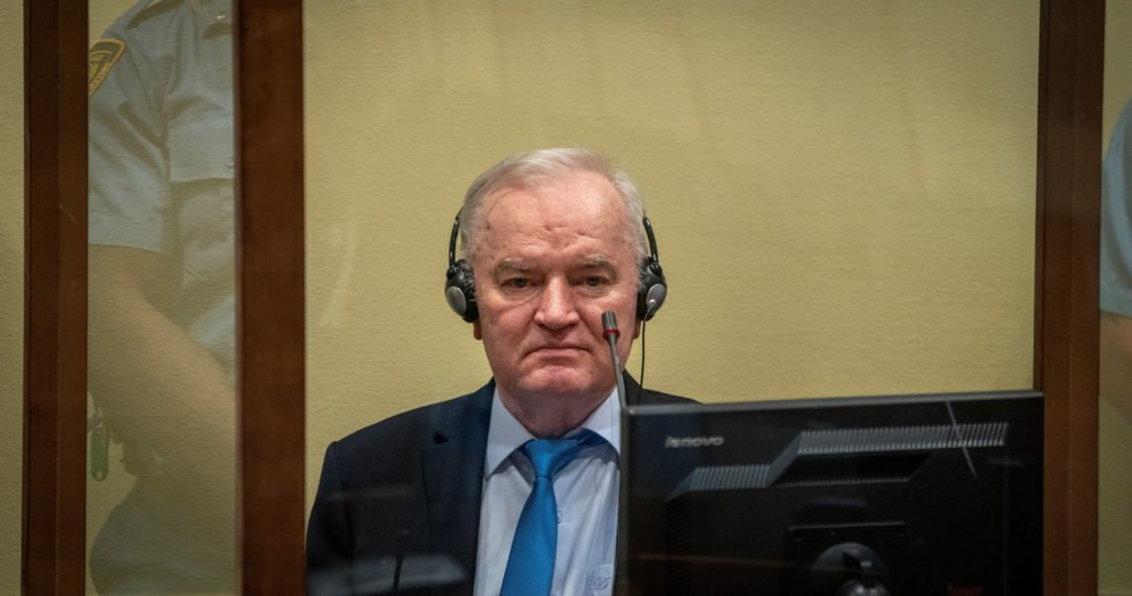 miguelroan1's tweet photo. Ha muerto Ratko Mladić, condenado por delitos de lesa humanidad y genocidio. 

No fue un héroe. Un héroe hubiera intentado evitar la guerra Bosnia. Él solo la agravó, hizo carrera con ella y ensució la imagen de la bandera que decía defender. https://t.co/q0jy19qgG7