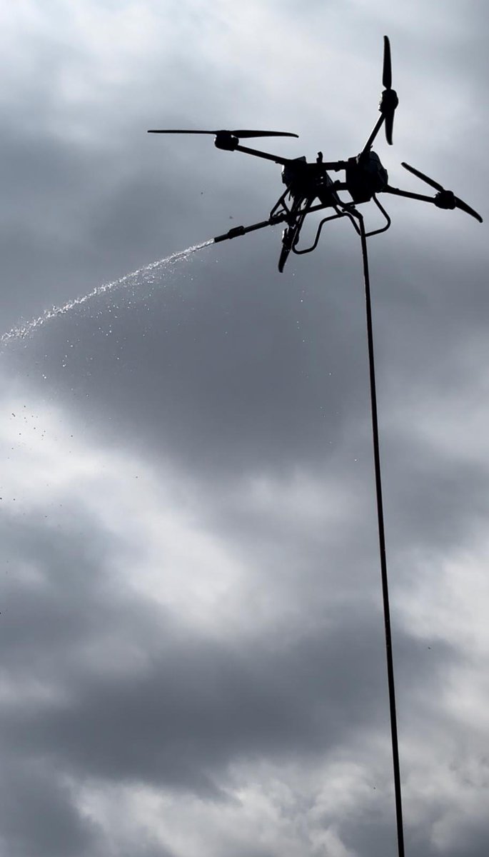 gooksel's tweet photo. Çukurova'dan Afrika'ya dronlarla teknoloji köprüsü:
• ⁠baibars, tarımsal ilaçlama ve gübreleme dronları ile yangın müdahale dronlarını Afrika'nın 5 ülkesine ihraç ederek kıtada Türk sivil havacılık teknolojisinin görünürlüğünü artırıyor
• ⁠Gana, Benin, Uganda ve Tanzanya'nın ardından dronlar, Etiyopya’da çiftçi ve itfaiyecilerin yardımcısı olacak
• Cesur-IIIs dronunun öncelikli görev alanını, yüksek katlı bina yangınları ile itfaiyecilerin ulaşmakta zorlandığı riskli noktalara havadan müdahale oluşturuyor
• 50 litre sıvı ilaçlama ve 70 litre granül serpme kapasitesine sahip CT110 tarım dronu, buğday, mısır ve kahve başta olmak üzere geniş ölçekli tarım işletmelerinin ihtiyaçlarına göre yapılandırılabiliyor

#drone #İHA 

https://t.co/UuYsPXS1rC