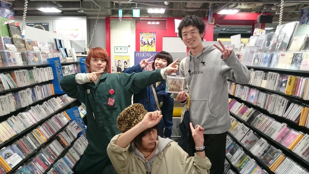 hananoonaa's tweet photo. まなつの初全国流通アルバム「あの街で逢おう」リリース時、��なつが挨拶回りしてるな〜会えたりしないかな〜という気持ちでタワレコに行ったらたまたま会えてしまった時の写真！

ポスターは今でも実家に飾ってますし、僕にとって大事なアルバムです！

#まなつの10年 https://t.co/prN5fAfLv5