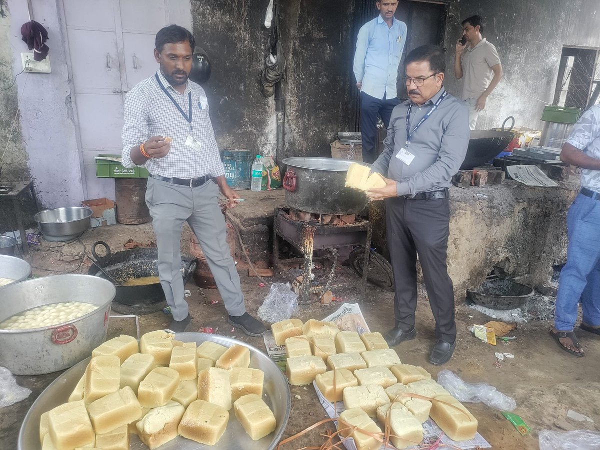 news21national's tweet photo. बस्सी में मिलावट पर बड़ी कार्रवाई, 125 किलो मिलावटी मिल्क केक नष्ट

#Bassi #BassiNews #Jaipur #JaipurNews #FoodSafety #FoodAdulteration #Milawat #ShuddhAahar #MilawatParVaar #MilkCake #FoodSafetyDepartment #RajasthanNews #FestivalSeason #FoodInspection #BreakingNews #LatestNews #HindiNews #News21 #News21National