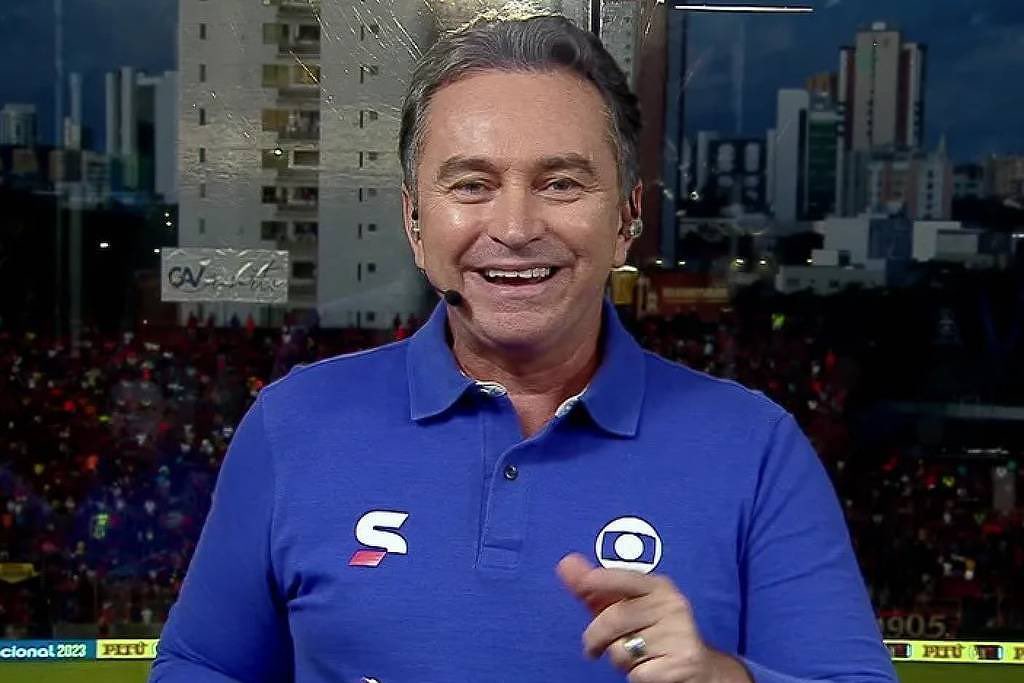 futebol_info's tweet photo. 📺 Globo faz novas mudanças e recontrata narrador Rembrandt Júnior após 3 anos.

O narrador volta em setembro. Ele será titular das transmissões da TV aberta em Pernambuco e também fará jogos no Sportv. A reestreia será em um jogo do Náutico pela Série B.

Com a mudança, Dênis Medeiros, que ocupava a função no Recife, será transferido para o Rio de Janeiro e passará a narrar no Sportv e no Premiere, assumindo a vaga que era de Sergio Arenillas, dispensado em julho.

Rembrandt se despede amanhã da TV Tribuna, afiliada da Band em Pernambuco, onde comandava a versão local do Jogo Aberto e também narrava eventos esportivos.

🗞️ @folha | @sitef5 | @bielvaquer 
📸 Reprodução/Globo