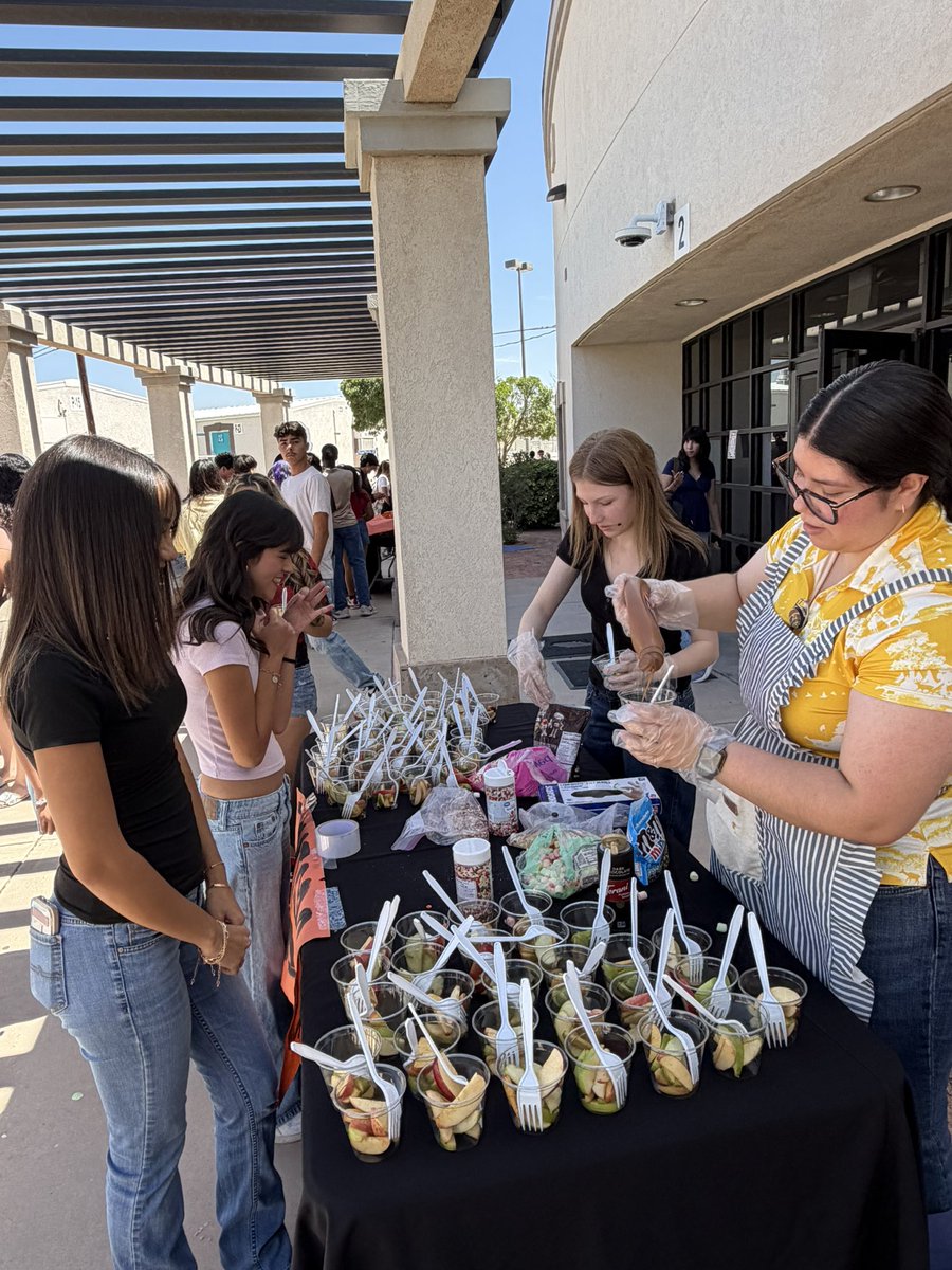 MECollege_HS's tweet photo. Celebrating Excellence—the MECHS way! 🍎

Earlier this week, we handed out apple treats to our students and faculty to celebrate another A Rating! 🅰️🎉 🐦‍🔥 #FirstandBest #PhoenixFamily #TeamSISD @missionechs https://t.co/55e7Fxx1CY