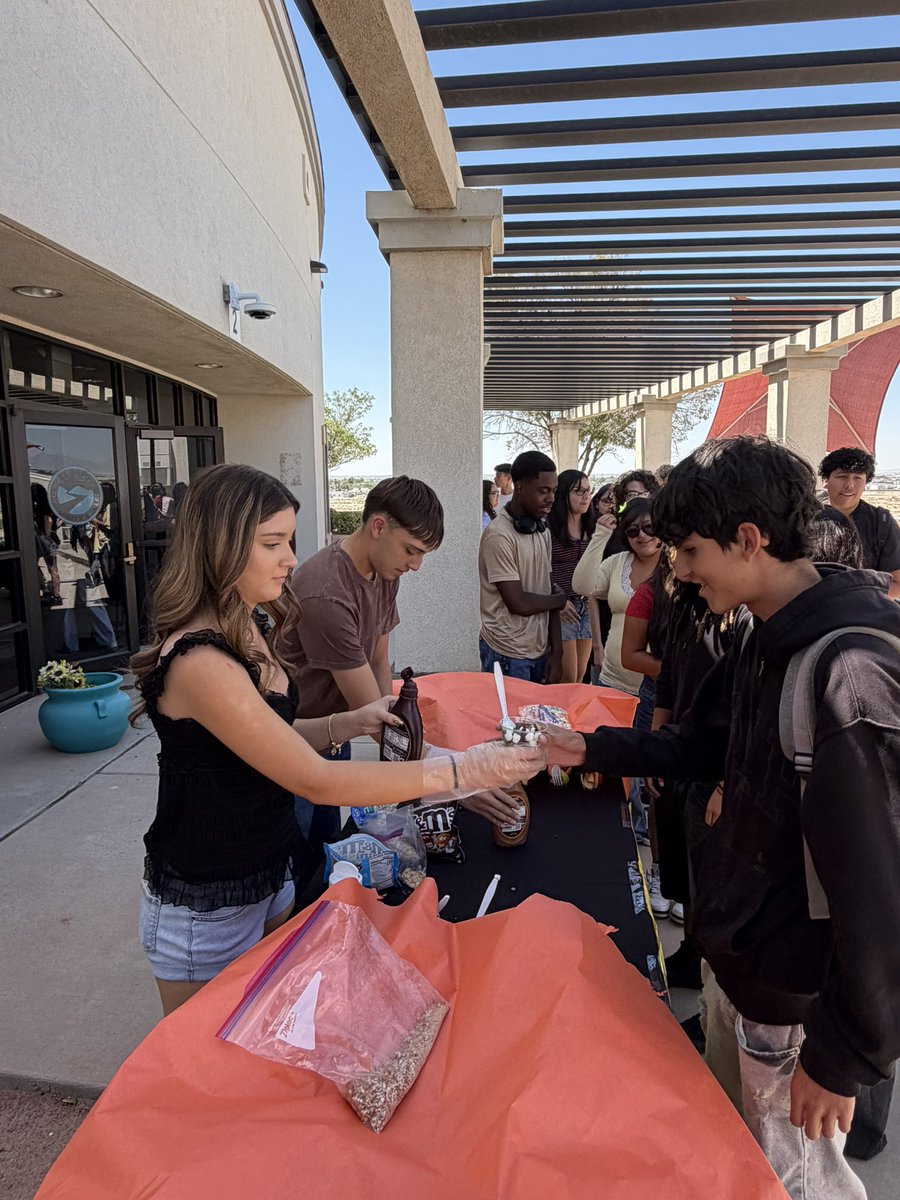 MECollege_HS's tweet photo. Celebrating Excellence—the MECHS way! 🍎

Earlier this week, we handed out apple treats to our students and faculty to celebrate another A Rating! 🅰️🎉 🐦‍🔥 #FirstandBest #PhoenixFamily #TeamSISD @missionechs https://t.co/55e7Fxx1CY