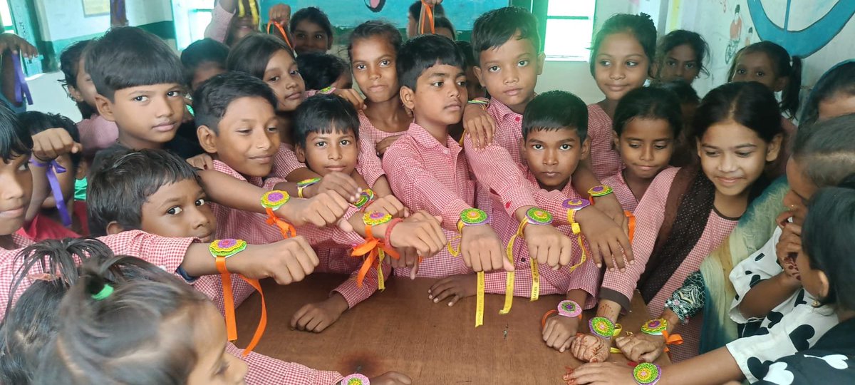 DMBalrampur's tweet photo. अपने हाथों से बनी राखी, अपनेपन से सजा त्योहार—विद्यालयों में शिक्षा के साथ संस्कार, सृजन और सौहार्द का भी पाठ। 
रक्षाबंधन के पावन पर्व को जनपद के परिषदीय विद्यालयों में बच्चों ने उत्साह, उमंग और रचनात्मकता के साथ मनाया। बच्चों ने अपने हाथों से आकर्षक राखियां तैयार कीं, रक्षाबंधन की थालियां सजाईं और एक-दूसरे को राखी बांधकर स्नेह, सम्मान, आपसी सहयोग एवं भाईचारे का सुंदर संदेश दिया। 🎨🧿
प्राथमिक विद्यालय पाननकुइयां, उच्च प्राथमिक विद्यालय चमरूपुर, उच्च प्राथमिक विद्यालय शेखापुर एवं प्राथमिक विद्यालय बघनी सहित विद्यालयों में आयोजित गतिविधियों के माध्यम से बच्चों ने न केवल अपनी प्रतिभा और क्रिएटिविटी दिखाई, बल्कि भारतीय संस्कृति और परंपराओं से भी जुड़ने का अवसर प्राप्त किया।
@CMOfficeUP @UPGovt