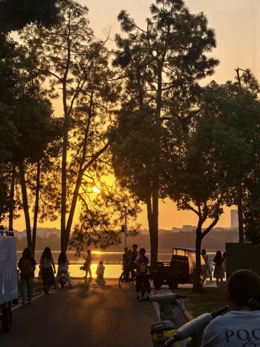 admaa941524's tweet photo. Our photography club's sunset shoot at West Lake is happening this Saturday 5PM! Join us to capture golden moments u0026 meet fellow shutterbugs—limited spots, DM for details!， https://t.co/WjcktI7zpu