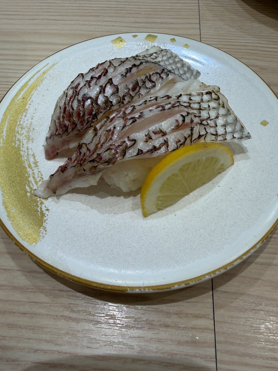 d7vbj's tweet photo. 岩塩レモンということで食うしかなかった https://t.co/2LEy51M17A